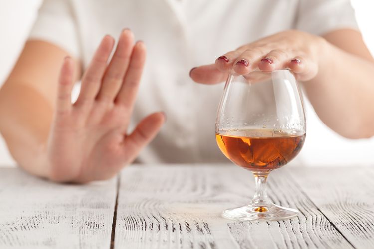 Ilustrasi kebiasaan minum alkohol yang bisa menjadi faktor risiko penyebab abses paru-paru.