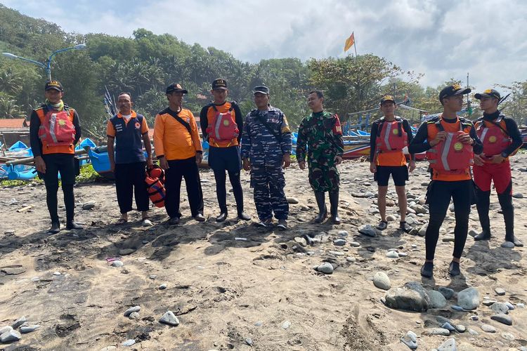 Tim SAR gabungan mencari nelayan yang hilang di perairan TPI Pasir, Kecamatan Ayah, Kebumen, Jawa Tengah, Senin (10/7/2023).