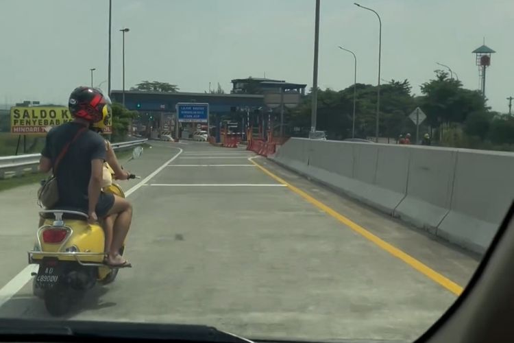 Tangkap layar Turis asal Singapura mengendarai sepeda motor terekam masuk Gerbang Tol Ngemplak, Solo-Ngawi , Kabupaten Boyolali, Jawa Tengah (Jateng), viral di media sosial.
