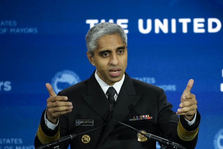 Surgeon General atau kepala badan urusan kesehatan masyarakat AS Vivek Murthy berbicara selama Konferensi Walikota Amerika Serikat Pertemuan Musim Dingin ke-91 pada 18 Januari 2023 di Washington, DC. Pada Selasa (23/5/2023), dua mengeluarkan peringatan keras kepada orang tua, perusahaan teknologi , dan regulator, bahwa ada semakin banyak bukti bahwa penggunaan media sosial dapat membahayakan anak-anak secara serius.