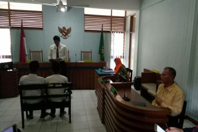 Tampak dua anak yang terlibat dalam pengeroyokan Haringga Sirla yakni ST (17) dan DN (16) tengah duduk di kursi pesakitan ruang sidang anak menunggu sidang dimulai.