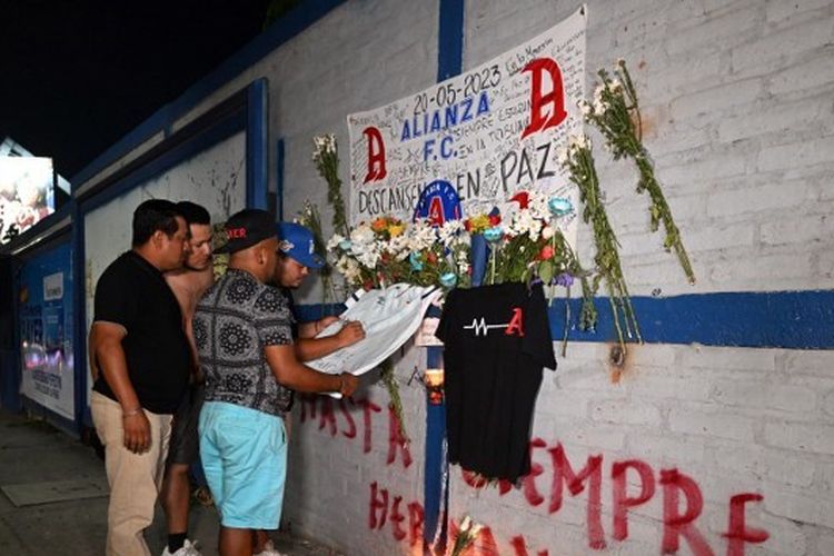 Suporter Alianza memberikan penghormatan kepada korban tragedi sepak bola di El Salvador yang terjadi dalam laga antara Alianza FC dan Deportivo FAS di Estadio Custaclan, San Salvador, pada Minggu (21/5/2023).