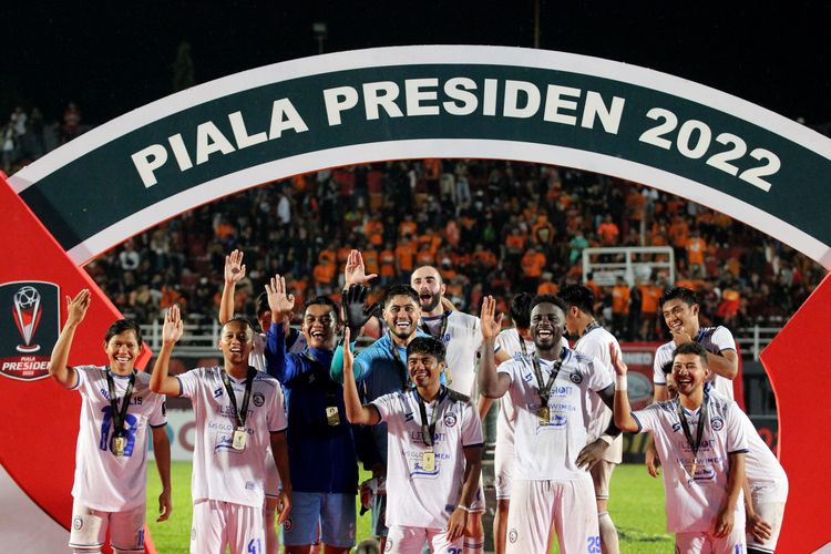 Selebrasi pemain Arema FC seusai menerima medali juara  Piala Presiden 2022 setelah menahan imbang Borneo FC 0-0 pada final leg kedua di Stadion Segiri Samarinda, Minggu (17/7/2022) malam.