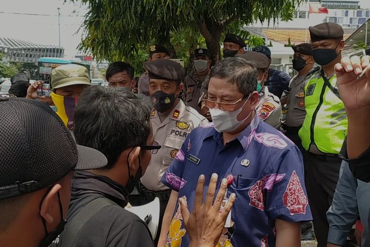 Puluhan buruh berusaha masuk ke Hotel Pandanaran Semarang 