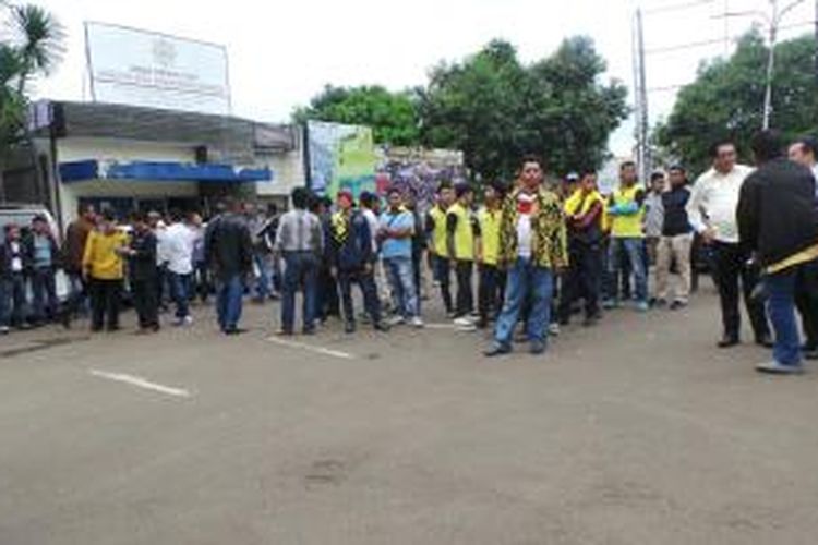 Puluhan orang dari Angkatan Muda Partai Golkar (AMPG) mendatangi Kantor DPP Partai Golkar, Slipi, Jakarta Barat, Selasa (25/11/2014). Di tempat tersebut, DPP Partai Golkar akan menggelar rapat pleno untuk membahas pelaksanaan Musyawarah Nasional IX di Bali.