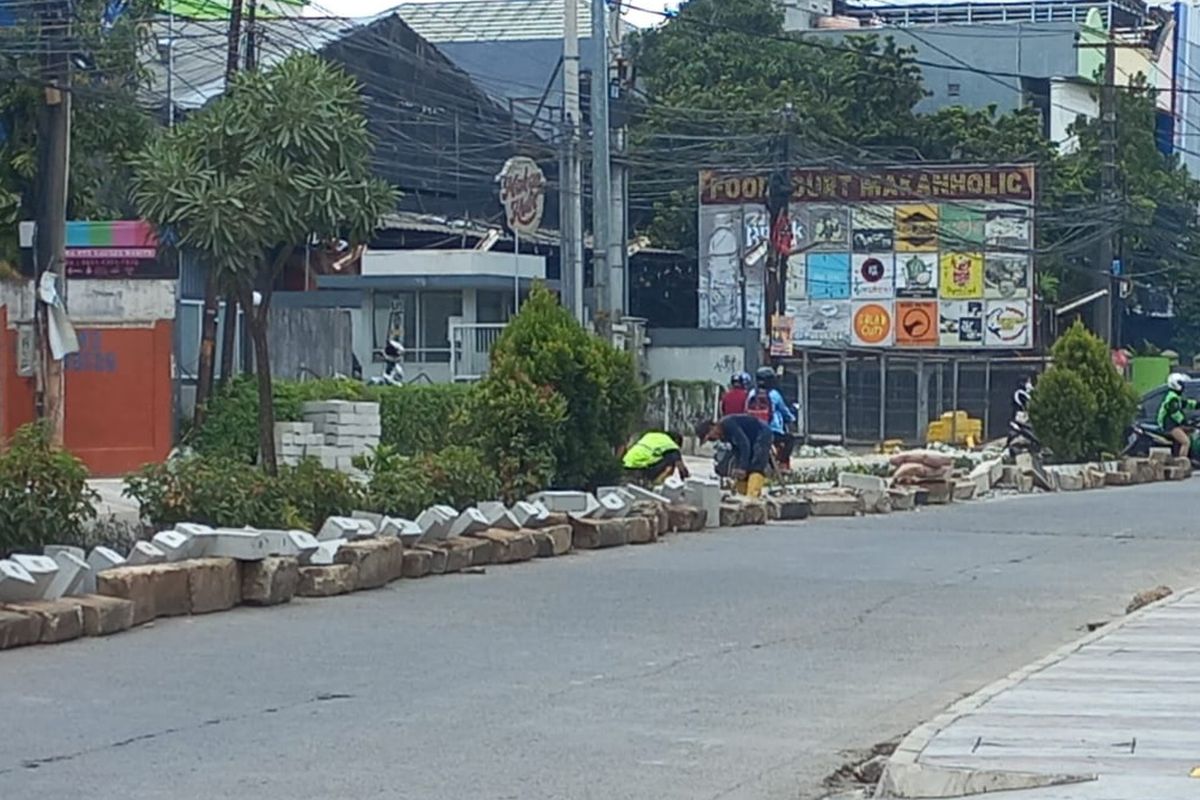 Tak ada pembatas antara pengerjaan proyek separator dengan aspal di Jalan Raya Kartini, Senin (28/11/022). 