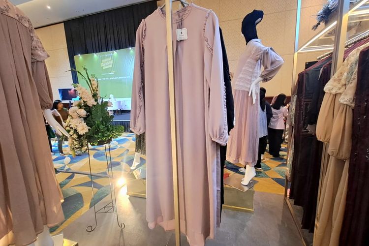 Koleksi tunk milik brand Luna Hijab yang ada di Sisterhood Modest Bazaar, Senayan City, Rabu (27/03/2024)