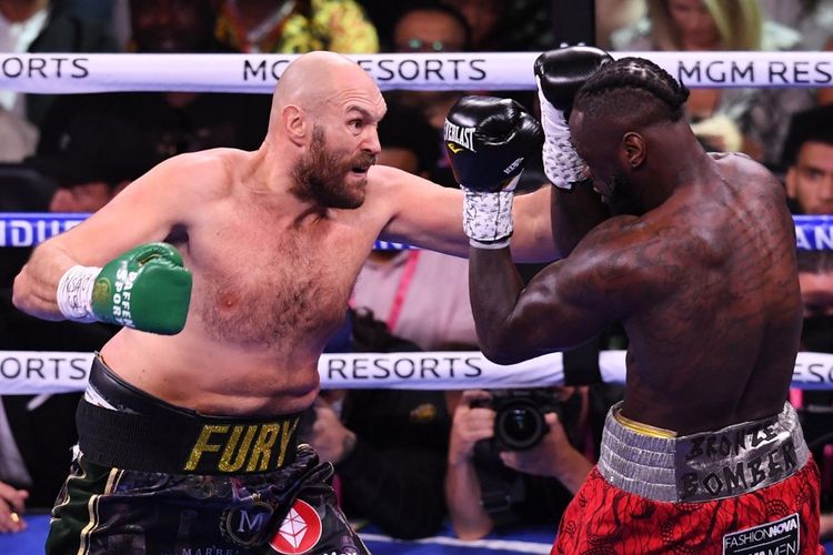 Duel trilogi Tyson Fury vs Deontay Wilder berlangsung di T-Mobile Arena, Nevada, Amerika Serikat, Minggu (10/10/2021) pagi WIB. Tyson Fury kini dipastikan akan menghadapi Dillian Whyte untuk mempertahankan sabuk juara WBC pada 23 April 2022.