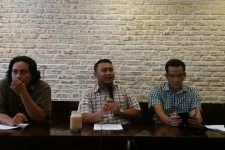 (Paling Kiri ke Kanan): Peneliti KoDe Insiatif Arie M Haikal, Ketua KoDe Inisiatif Veri Junaidi dan Pakar Tata Hukum Negara Refly Harun dalam sebuah konferensi pers di M.H. Thamrin, Jakarta, Minggu (11/10/2015).