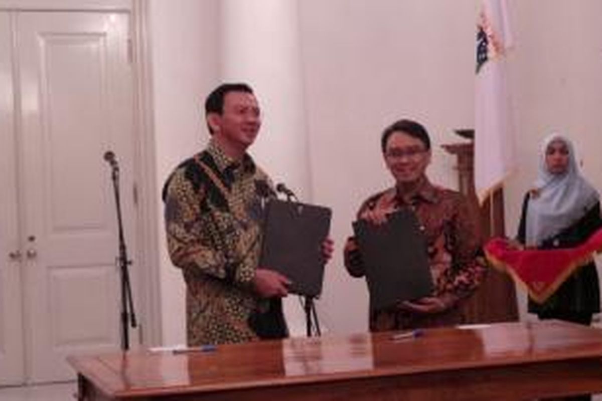Gubernur DKI Jakarta Basuki Tjahaja Purnama menandatangani nota kesepahaman (MoU) dengan Kepala Badan Pengawas Obat dan Makanan (BPOM) RI Roy Sparingga, di Balai Kota, Kamis (12/2/2015).