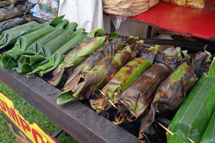 Lompong Sagu, jajanan jadul khas Minang yang dimasak dengan cara dibakar.