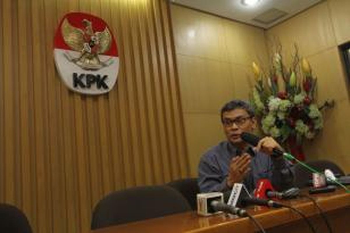 Juru Bicara Komisi Pemberantasan Korupsi (KPK) Johan Budi memberikan keterangan kepada wartawan terkait operasi tangkap tangan (OTT) di Gedung KPK, Kungingan, Jakarta Selatan, Rabu (7/5/2014). Dalam OTT tersebut, KPK berhasil menangkap tiga orang RY, FXY dan diduga salah satu kepala Dinas di Bogor.