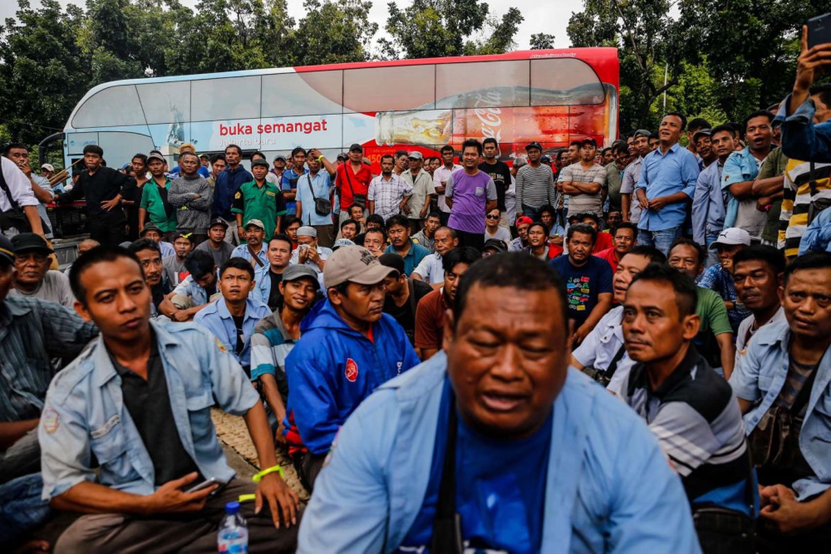 Para pengemudi angkutan umum berbagai jurusan Tanah Abang melakukan aksi unjuk rasa di depan Balai Kota DKI Jakarta, Senin (22/1/2018). Mereka tidak terima dengan kebijakan Pemprov DKI Jakarta yang menutup ruas jalan demi pedagang kaki lima.