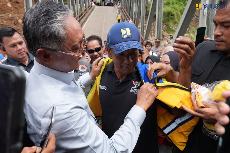 Tanggapi Polemik Jembatan Enang-Enang yang Dibangun Swadaya, Menteri PU Berikan Rompi Kuning ke Warga