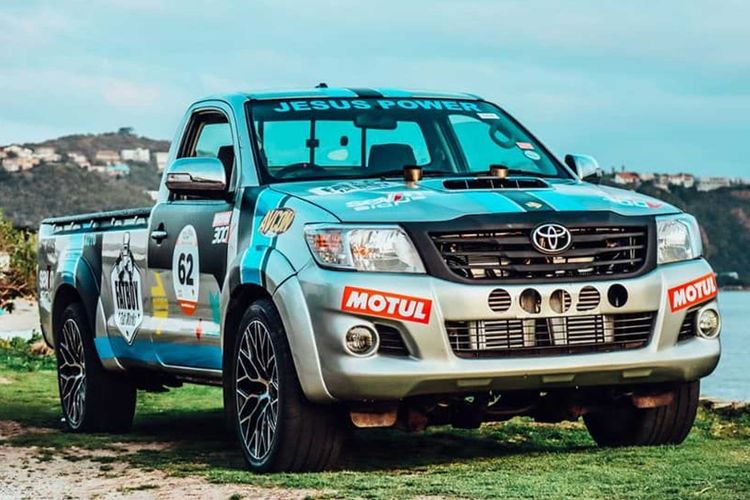 Hilux dengan mesin V12 Twin Turbo buatan Fatboy Fab Works Afrika Selatan