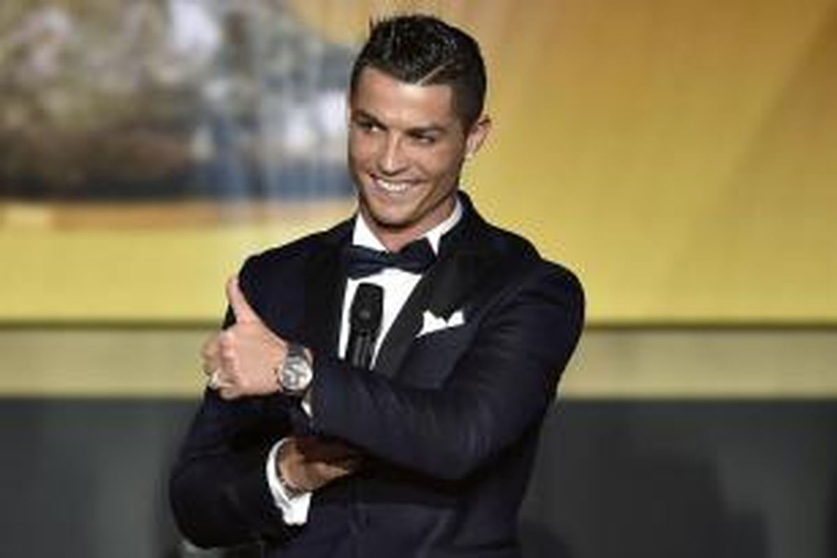Pemain Real Madrid, Cristiano Ronaldo, berbicara di atas panggung saat acara FIFA Ballon d'Or 2015 di Zurich, Swiss, pada Senin (11/1/2016) atau Selasa dini hari WIB.