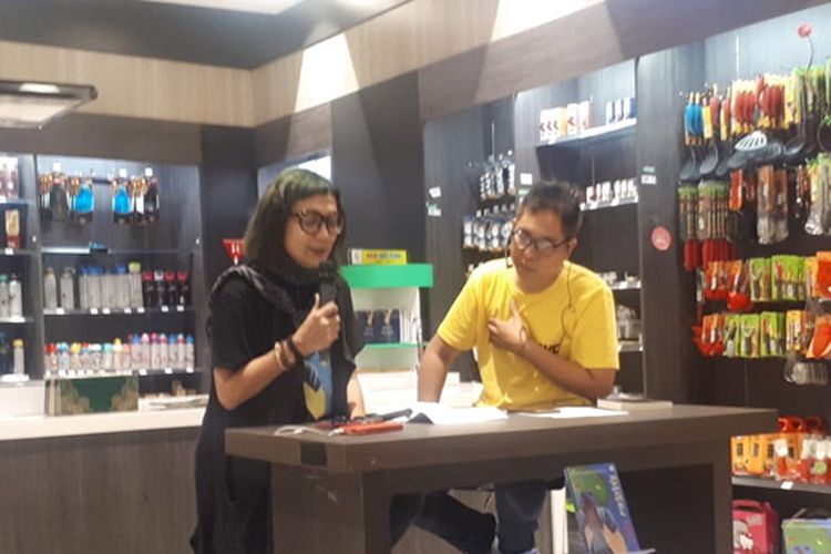 Rayni saat meluncurkan novel Rainbow Cake di Toko Buku Gramedia, CBD Bintaro, Tangerang Selatan, Senin, 27 Mei 2019.