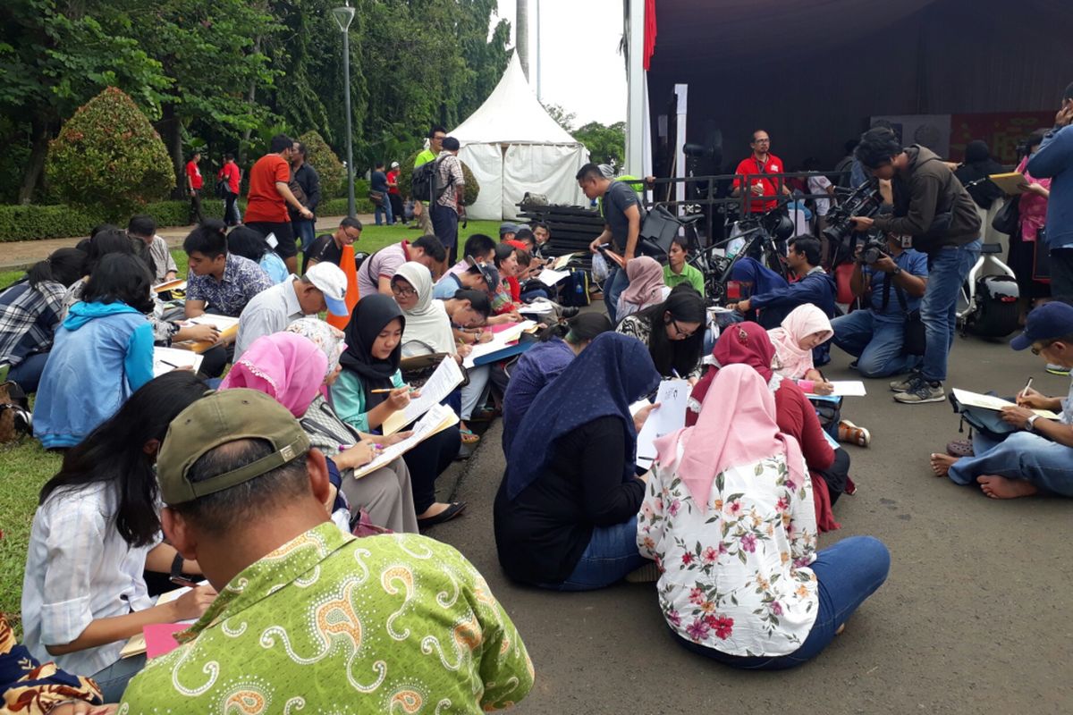 Ribuan orang sejak, Minggu (21/1/2018) subuh menyerbu pelayanan paspor simpatik yang di gelar di acara Festival Keimigrasian Dirjen Imigrasi Kementerian Hukum dan HAM, di kawasan Monas, Jakarta Pusat, Minggu (21/1/2018).