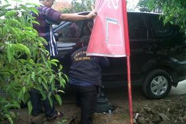 Petugas melakukan olah TKP kasus pencurian dengan modus memecahkan kaca mobil di depan Gedung Koni Demak, Kamis (19/12/2013)