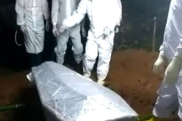 Petugas medis RSUD Sumedang makamkan jenazah pasien Covid-19 asal Jatinunggal, Sumedang, Jawa Barat, Rabu (16/9/2020) dini hari WIB. Dok. RSUD Sumedang/KOMPAS.com
