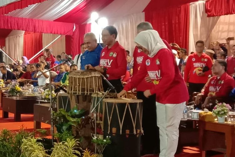 Menpora Zainudin Amali (kedua dari kiri) dalam kegiatan Fornas V di Samarinda, Kalimantan Timur, Sabtu (16/11/2019).
