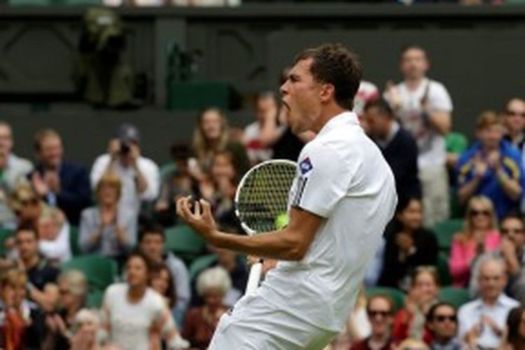 Petenis Polandia, Jerzy Janowicz, berteriak merayakan kemenangannya atas Nicolas Almagro dari Spanyol di babak ketiga turnamen grand slam Wimbledon, Jumat (28/6/2013).