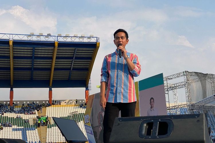 Cawapres nomor urut 2 Gibran Rakabuming Raka saat menyampaikan orasi politiknya di Stadion Si Jalak Harupat, Kabupaten Bandung, Jawa Barat pada Jumat (9/2/2024)