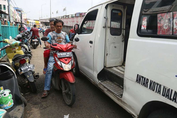 Sejumlah pengendara sepeda motor nekat melawan arah di Jalan Ir H Juanda, tepat di bawah jalan layang Ciputat, Tangerang Selatan, Kamis (01/02/2018). Para pengendara tersebut mulai melawan arah sejak di putaran di depan Kantor Cabang Pembantu Bank BCA hingga SPBU yang terletak jelang area masuk jalan layang.