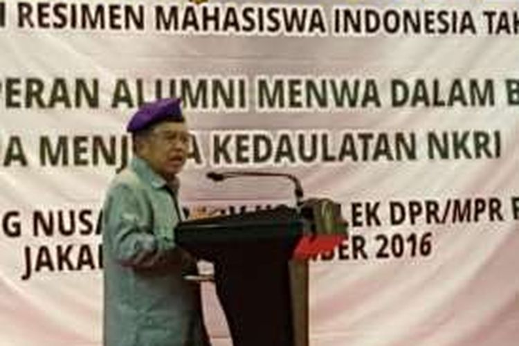 Wakil Presiden Jusuf Kalla saat membuka pelantikan pengurus Dewan Pimpinan Nasional Ikatan Alumni Resimen Mahasiswa Indonesia di Kompleks Parlemen, Sabtu (3/12/2016).