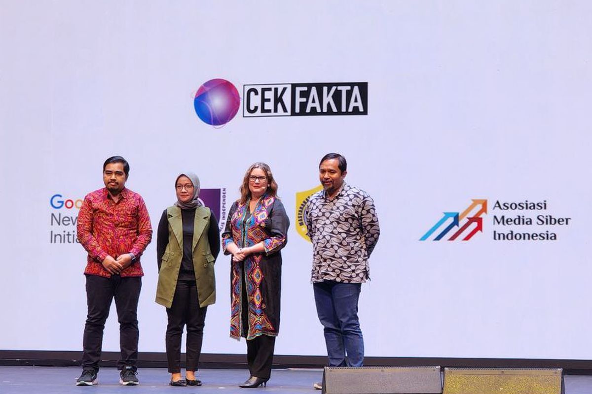 (Kanan-kiri) CEO PT Info Digital Sekretaris Jenderal Asosiasi Media Siber Indonesia Wahyu Dhyatmika, Director News Partnership Google, APAC, Kate Beddoe, Executive Director Febrina Galuh, dan Ketua MAFINDO Septiani Eko Nugroho, dalam acara Google for Indonesia di Ciputra Artpreneur, Jakarta Selatan, Rabu (7/12/2022).