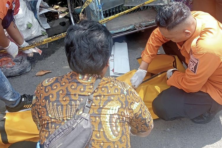 Proses evakuasi jenazah bayi perempuan di Surabaya, Jumat (1/3/2024).