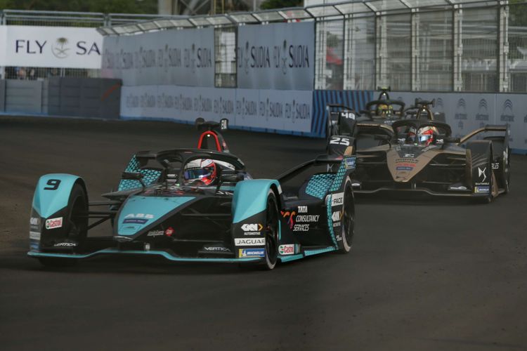 Pebalap Formula E  Tim Jaguar TCS Racing, Mitch Evans saat race di Jakarta International E-Prix Circuit (JIEC), Ancol, Jakarta, Sabtu (4/6/2022). Mitch Evan keluar sebagai juara Formula E Jakarta.