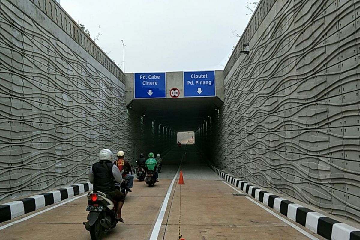 Dinding Underpass Kartini di Jalan RA Kartini, Kebayoran Lama, Jakarta Selatan, bermotif air mengalir. Foto diambil Jumat (23/2/2018).