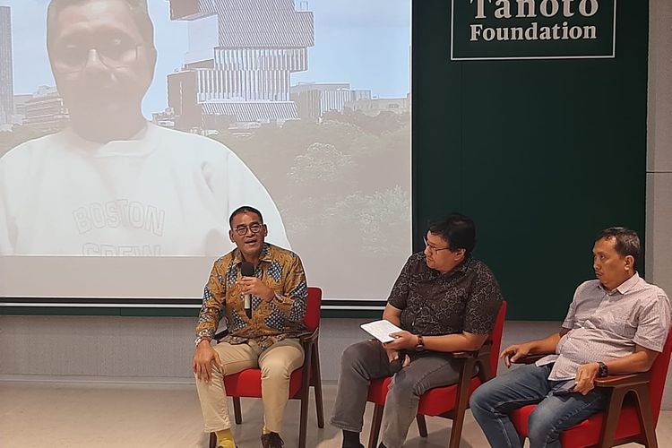 Presiden Direktur Pertamina Foundation, Agus Mahsud (kiri) di Kantor Tanoto Foundation, Jakarta Pusat, Selasa (19/3/2024)