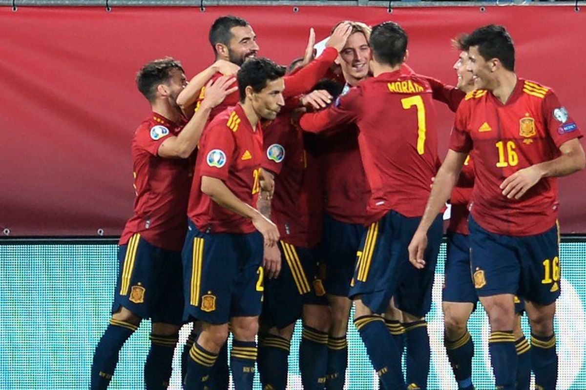 Pau Torres (tengah) merayakan gol bersama rekan-rekannya pada pertandingan Spanyol vs Malta dalam lanjutan kualifikasi Euro 2020 di Stadion Ramon de Carranza, Cadiz, 15 November 2019. 