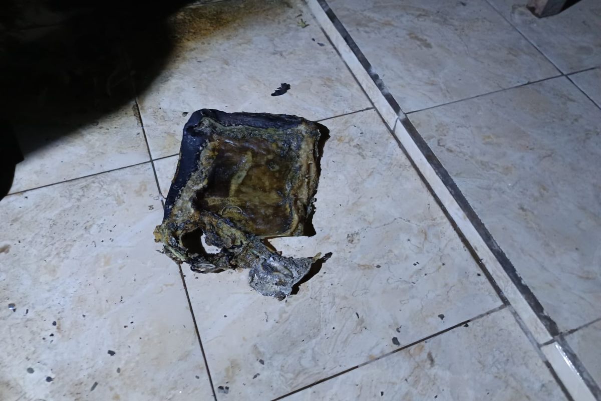 Serpihan diduga bom molotov yang dilempar di rumah warga Mulyodadi, Bambanglipuro, Bantul, Selasa (27/8/2024) malam.