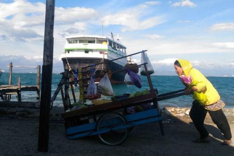 Indotang berjualan sayur keliling sambil mengampanyekan risiko pernikahan usia anak di Desa Mattiro Uleng, Kabupaten Pangkajene dan Kepulauan, Sulawesi Selatan 