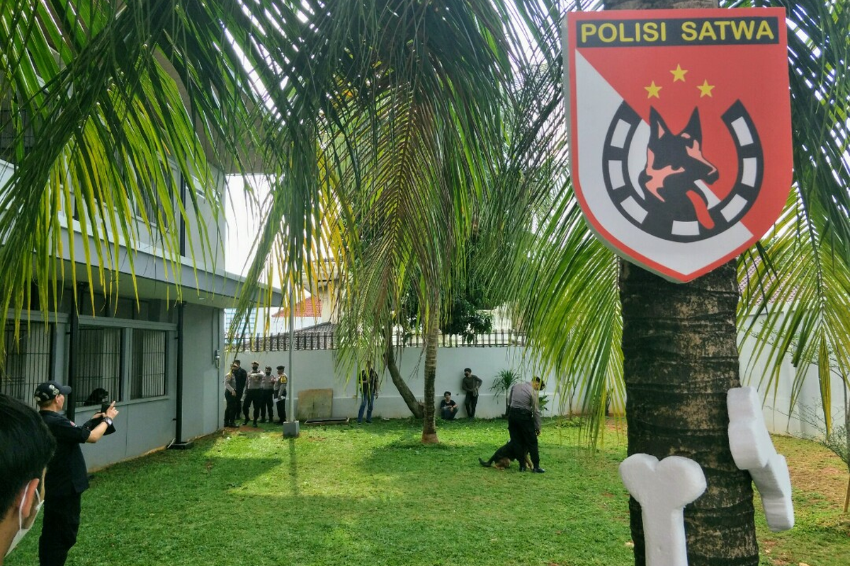 Petugas Unit Satwa K9 Polda Metro Jaya tengah melatih Anjing Pelacak di Gedung Baru Unit Satwa K9 Polda Metro Jaya, Jakarta Barat, Senin (31/10/2022).