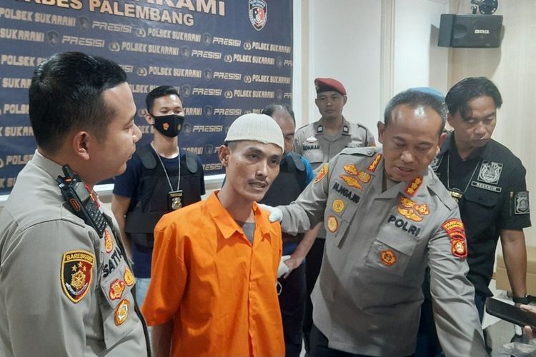 Anton Sujarwo (35) tersangka kasus pembunuhan saat berada di Polsek Sukarami Palembang, Sumatera Selatan, Kamis (1/12/2022). Anton ditangkap karena terlibat kasus pembunuhan pada Maret lalu.