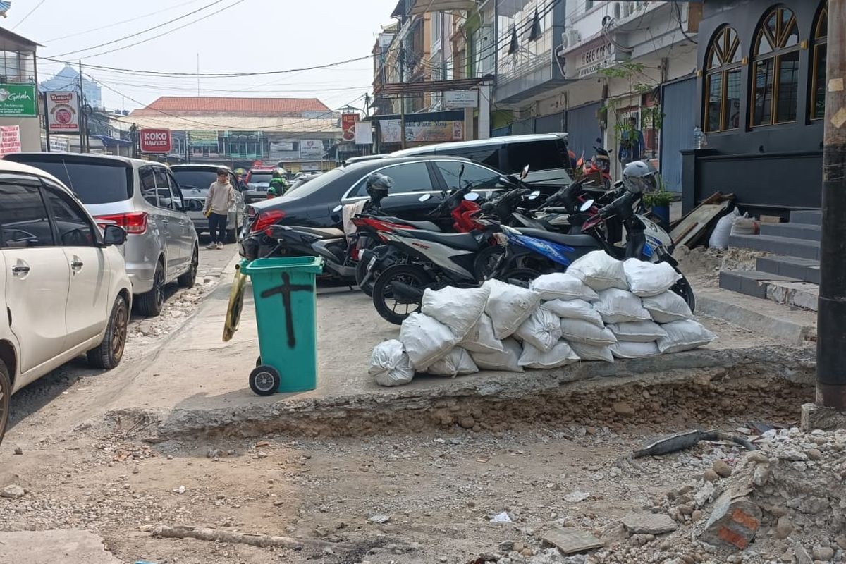 Kondisi ruko bermasalah di Jalan Niaga, Blok Z4, Utara, Pluit, Penjaringan, Jakarta Utara pada Minggu (28/5/2023). Ruko itu dibongkar karena mencaplok bahu jalan dan saluran air.