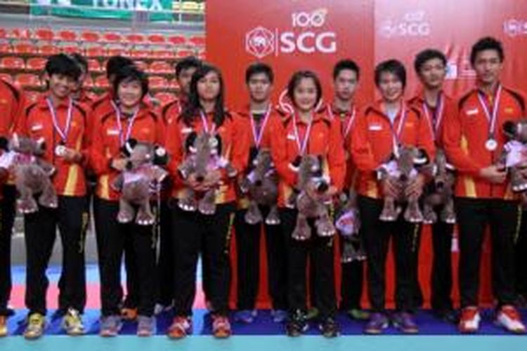 Tim Indonesia yang menjadi runners-up Piala Suhandinata, kejauraan dunia beregu campuran yunior BWF, Minggu (27/10/2013)