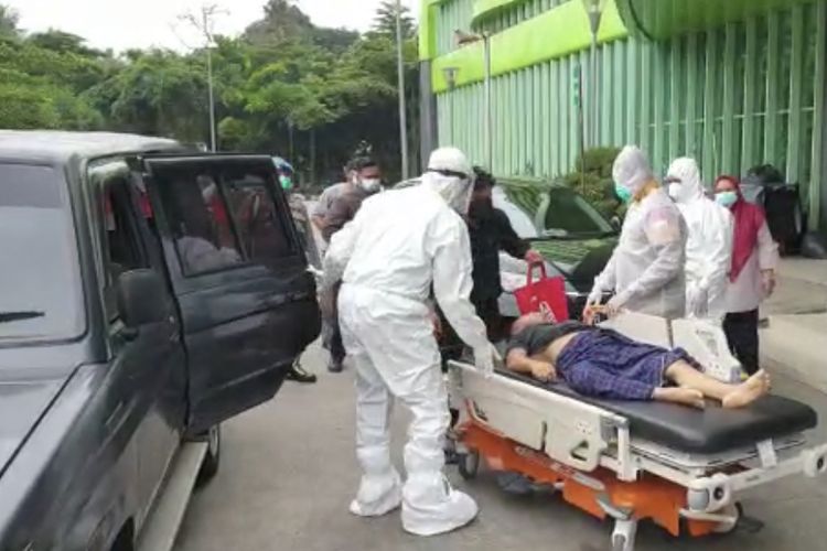 Wakapolres Metro Jakarta Selatan, AKBP Antonius Agus Rahmanto bersama warga Jagakarsa yang terpapar Covid-19 tiba di Rumah Sakit Umum Daerah Pasar Minggu, Kamis (25/6/2021).