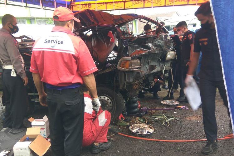 Tim memeriksa kendaraan usai terlibat kecelakaan lalu lintas di Blok Werkit, Dusun Cimara, Desa Cibeureum, Kecamatan Sukamantri, Kabupaten Ciamis, Selasa (9/8/2022).