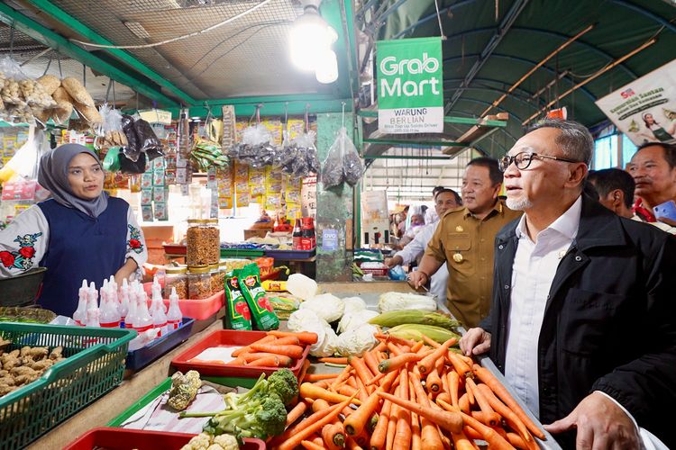 Menteri Perdagangan (Mendag) Zulkifli Hasan (Zulhas) usai melakukan kunjungan ke Pasar Kangkung, Bandar Lampung, Provinsi Lampung, Selasa.