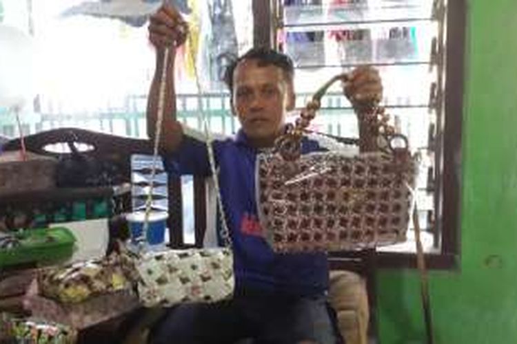 Fakhrur Rosyidi, guru honorer di SDN Banjarimbo II Kecamatan Lumbang saat menunjukkan tas hasil daur ulang. Selain menjadi guru honorer, Fakhrur Rosyidi juga menjadi tukang sampah