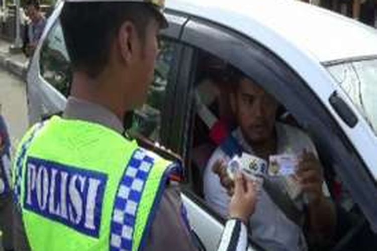 Para pengendara yang distop oleh polisi yang menggelar razia simpatik tak hanya diberi penjelasan tentang tata tertib berlalu lintas yang baik dan benar, mereka juga diberikan beragam hadiah menarik, mulai dari mug cantik, kembang, helm hingga kesempatan untuk mengikuti undian berhadiah motor, kulkas dan televisi.