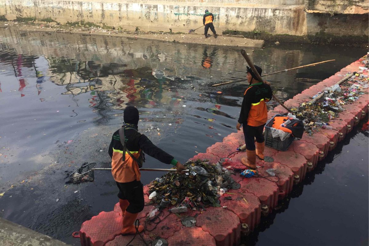 Tidak hanya Kali Item di kawasan Wisma Atlet Kemayoran yang berwarna hitam pekat. Aliran kali di sekitarnya juga memiliki kondisi hitam dan berbau, Rabu (25/7/2018).