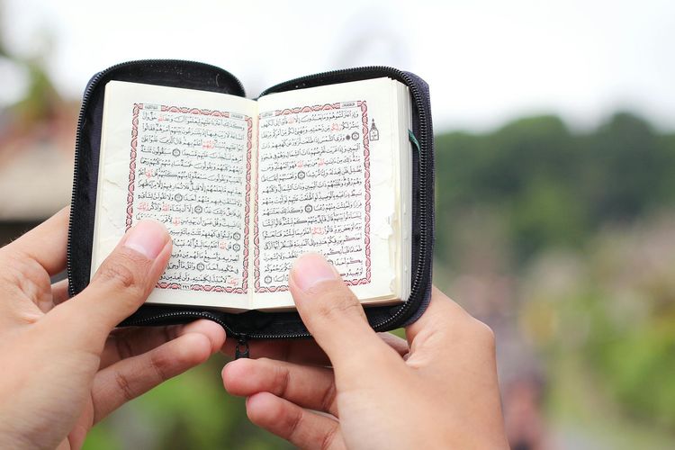 Doa Nuzulul Quran lengkap Arab, latin, dan artinya yang bisa dibaca pada malam 17 Ramadhan beserta amalan yang dianjurkan.