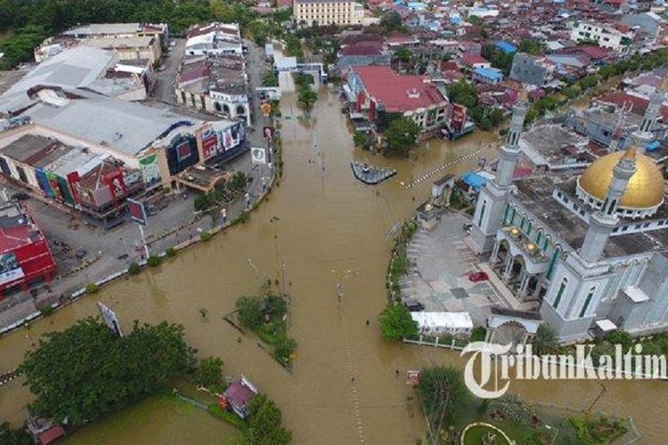 Suasana kawasan Simpang Lembuswana, Samarinda, yang dipenuhi banjir, Senin (10/6/2019). Banjir menutup akses jalan sehingga kendaraan roda dua dan mobil non double gardan tidak bisa melintas di kawasan yang merupakan penghubung ke beberapa wilayah di Kota Samarinda.