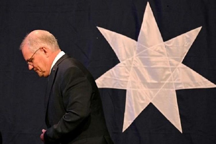 Perdana Menteri Australia Scott Morrison meninggalkan panggung setelah menyampaikan pidato kekalahannya di Sydney, Sabtu (21/5/2022) malam.
